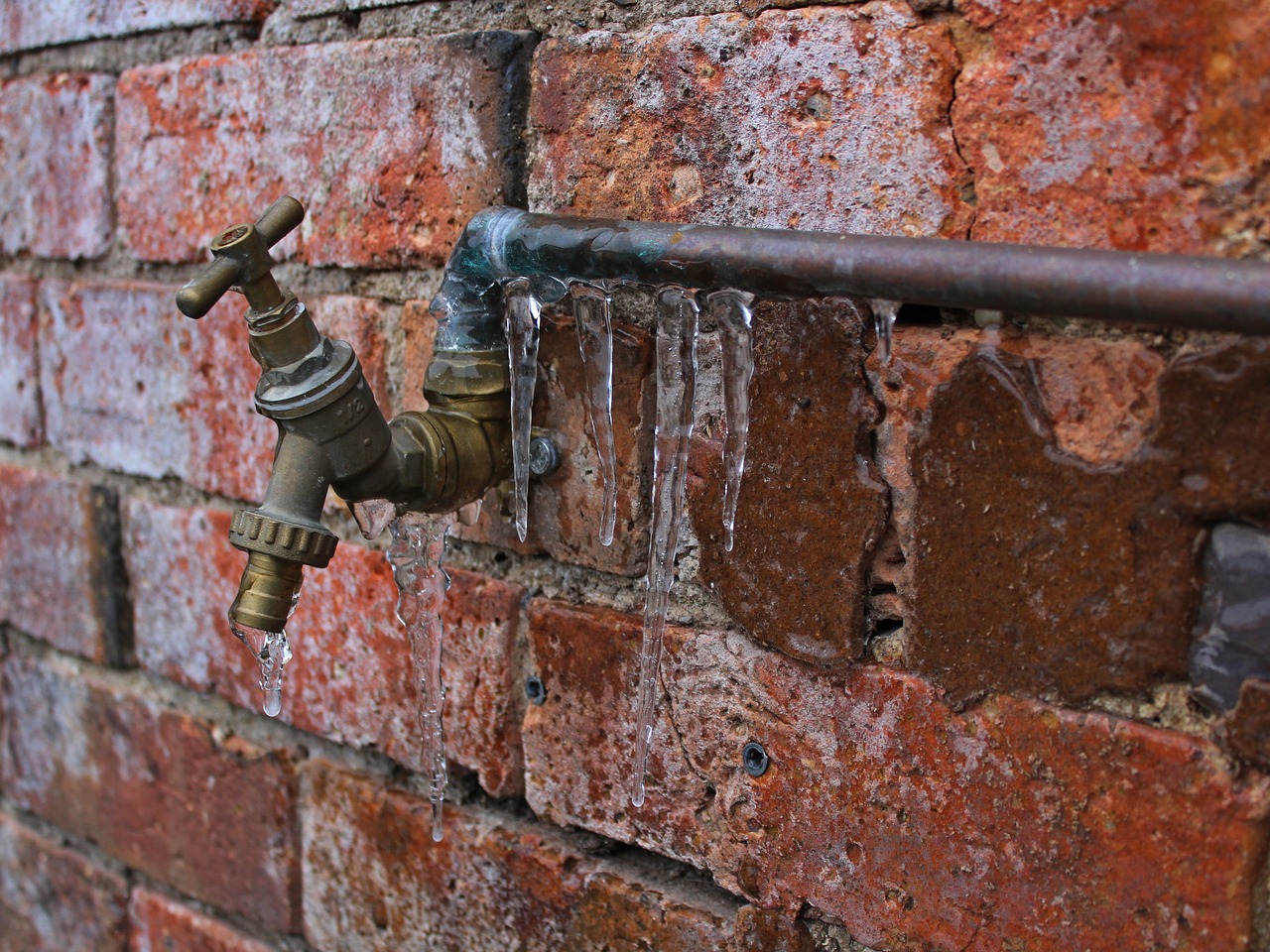 Faucet with frozen pipe